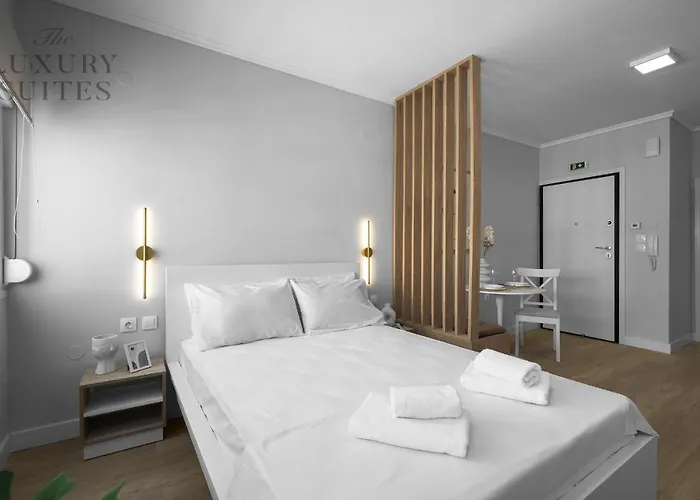 Nephele, The Luxury 公寓